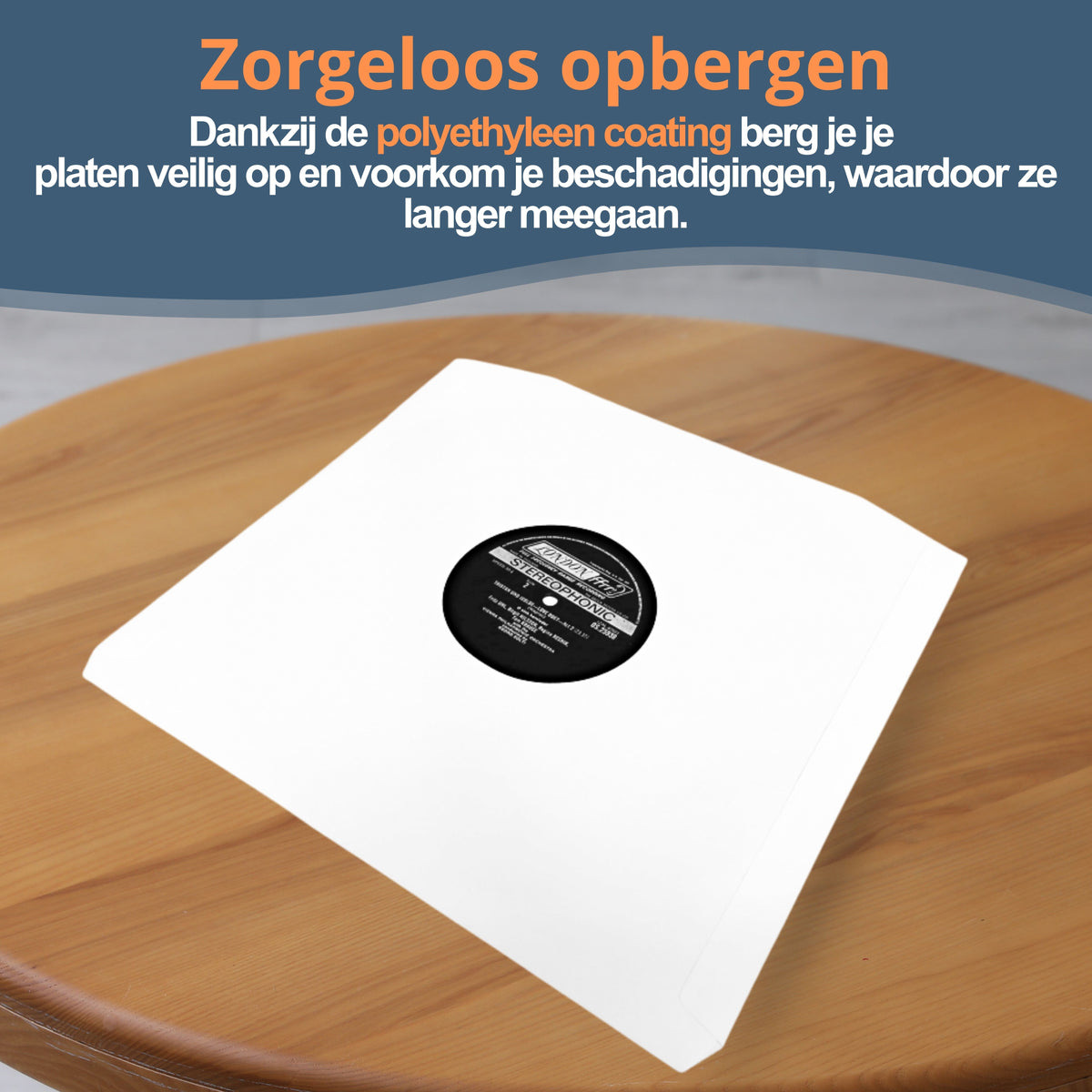 LP binnen hoezen liggend op tafel