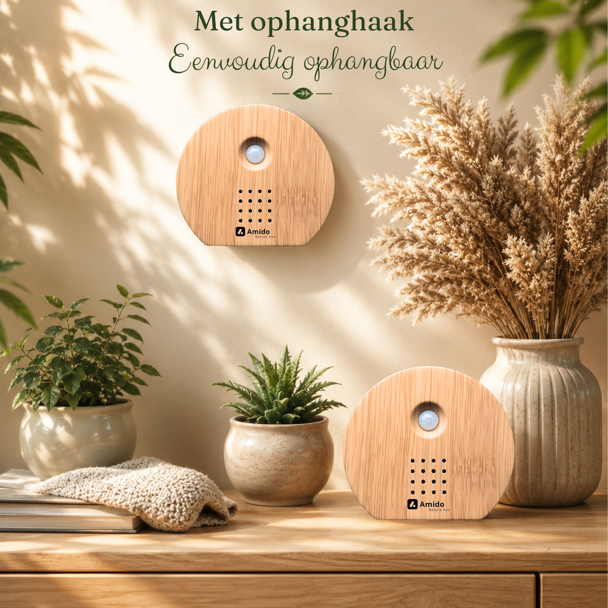 het Amido vogelhuisje met geluid opgehangen en staand in de woonkamer